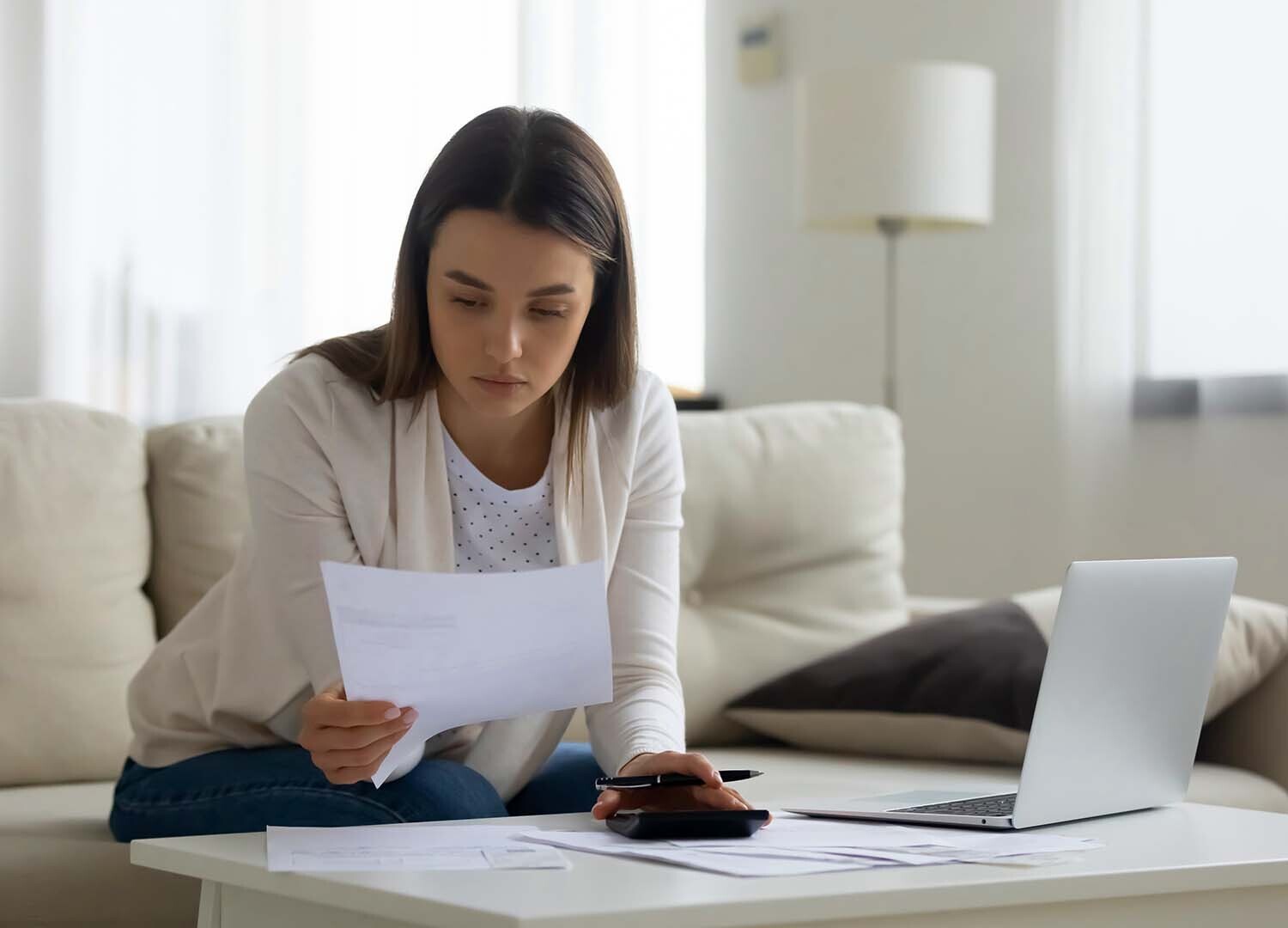mulher-calculando-investimento mulher-calculando-investimento