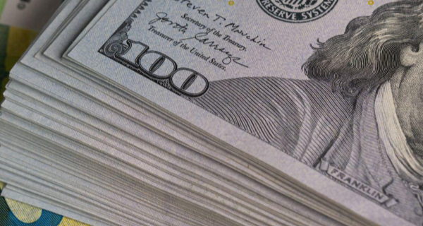 img:Dólar em queda: devo investir em Dólar ou Bitcoin agora?