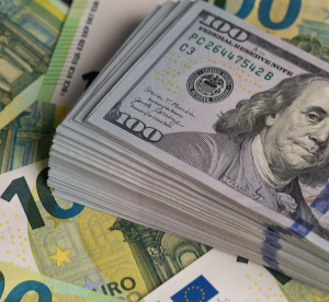img:Dólar em queda: devo investir em Dólar ou Bitcoin agora?